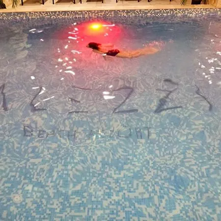 Azizi Pool & Piscina Incalzita *