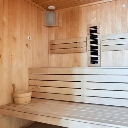 Azizi Pool & Piscina Incalzita *