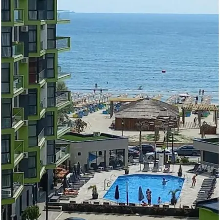 Azizi Pool & Piscina Incalzita