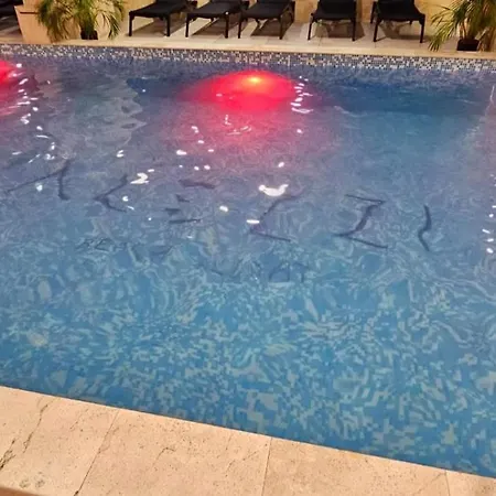 Azizi Pool & Piscina Incalzita Apartment *