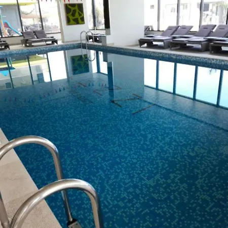 Azizi Pool & Piscina Incalzita