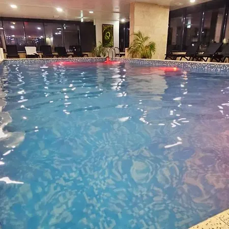 Azizi Pool & Piscina Incalzita Apartament *