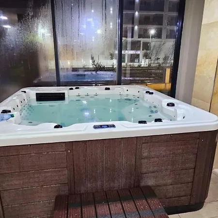 Azizi Pool & Piscina Incalzita Navodari