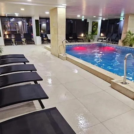 Azizi Pool & Piscina Incalzita Apartament Năvodari