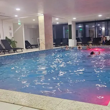 Azizi Pool & Piscina Incalzita Navodari