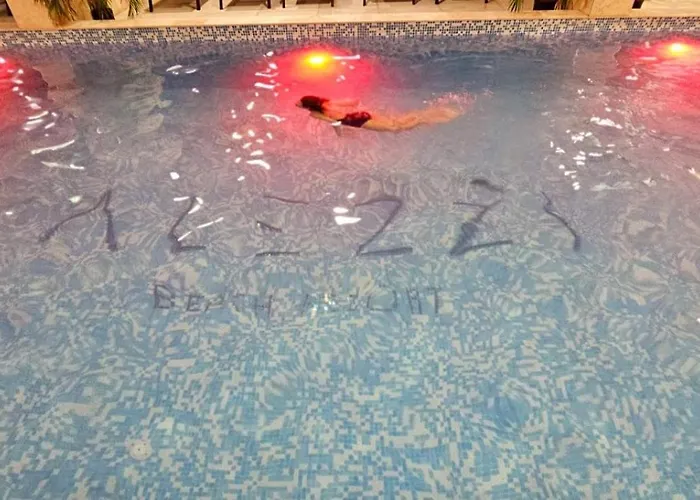 Azizi Pool&spa Piscina Incalzita *